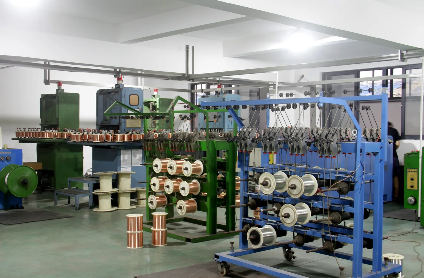 Cable-processing machines and spools in a production workshop